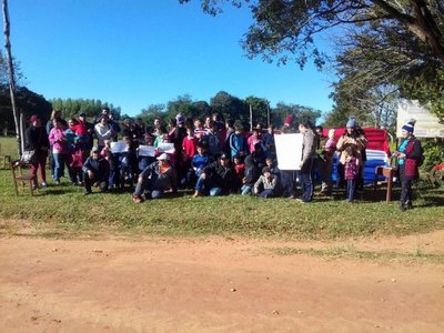 Padres y alumnos toman escuela en Paso Yobái - Nacionales - ABC Color