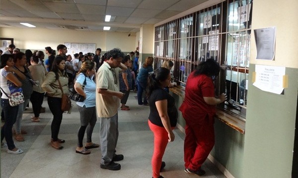 Hospital de Clínicas: afluencia en el centro asistencial es 'elevadísima' - Radio 1000 AM