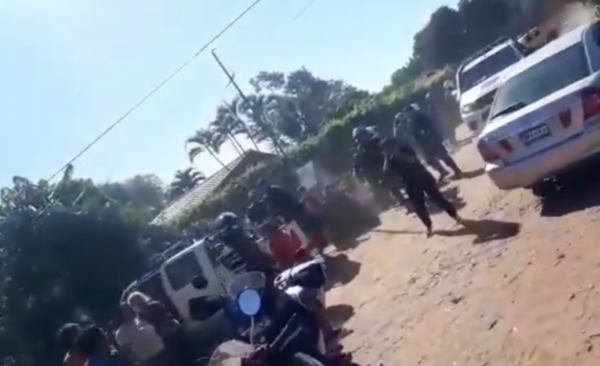 HOY / Policías casi son linchados en procedimiento para detener a dos delincuentes