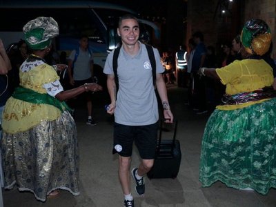 La Albirroja arribó a Salvador, sede del juego ante Colombia