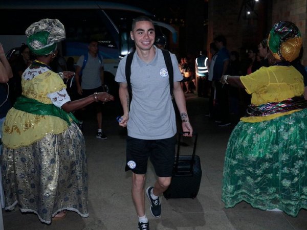 La Albirroja arribó a Salvador, sede del juego ante Colombia