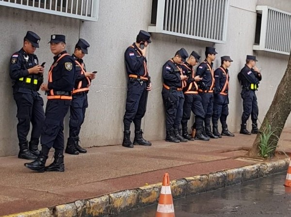'Es normal prestar seguridad personal a diferentes autoridades del Estado', dice comisario - Radio 1000 AM