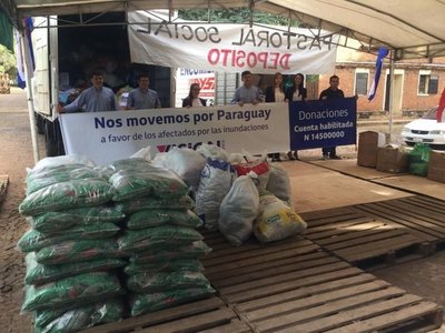 Visión Banco entregó aporte a afectados por las inundaciones - Empresariales - ABC Color