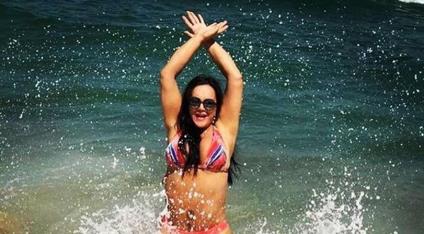 La siempre Diva Zuni Castiñeira celebra su cumpleaños en las playas de Río de Janeiro - Churero.com