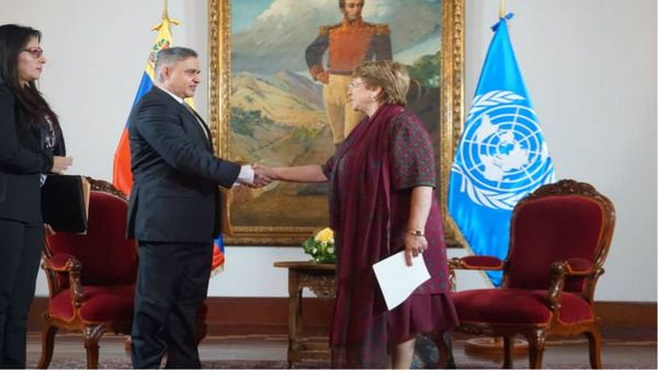 En medio de protestas, Bachelet escucha la voz oficial