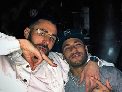 Neymar posa con Benzema en medio de los rumores sobre su futuro
