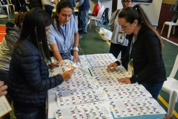 Guatemala revisará actas por denuncias de fraude en las presidenciales » Ñanduti