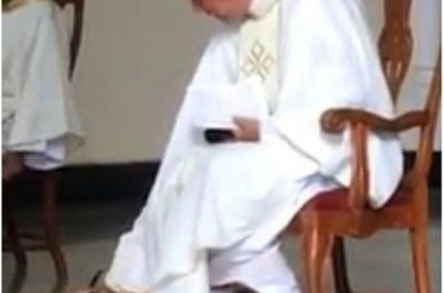 Perrito disfruta en la misa
