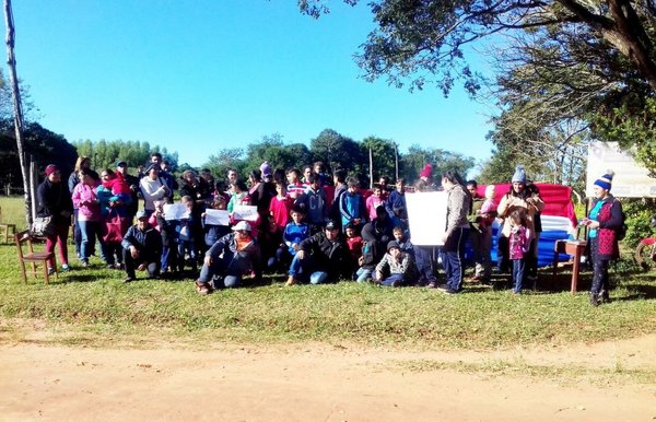 Toman escuela de Paso Yobái para exigir rubros de dirección y docentes - Edicion Impresa - ABC Color