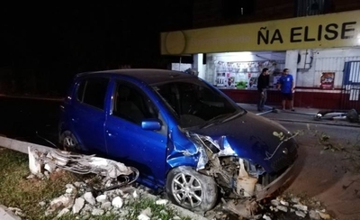 HOY / Conductor viajaba con travesti, derribó una columna y huyó