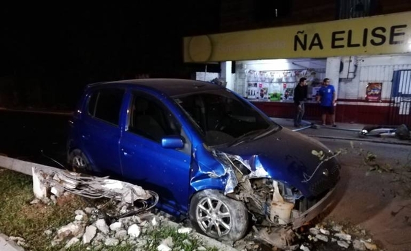 HOY / Conductor viajaba con travesti, derribó una columna y huyó