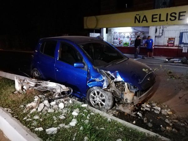 Derribó una columna y huyó