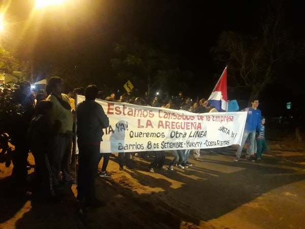 Aregueños se manifiestan en contra del monopolio de empresa de transporte » Ñanduti