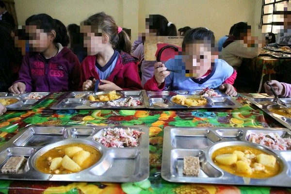 Tardía entrega de almuerzo escolar en Presidente Franco