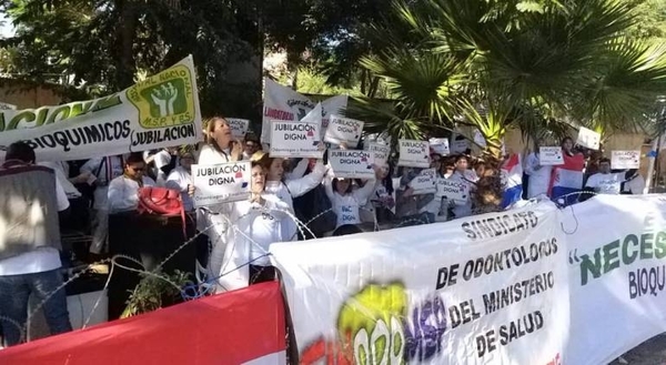 HOY / Senado aprueba proyecto de ley de jubilación para odontólogos y bioquímicos