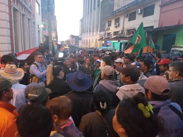 Campesinos bloquean calles en Asunción y amenazan con endurecer medidas - ADN Paraguayo