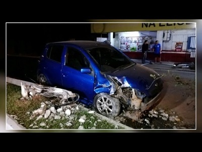 Conductor viajaba con travesti, derribó una columna y huyó