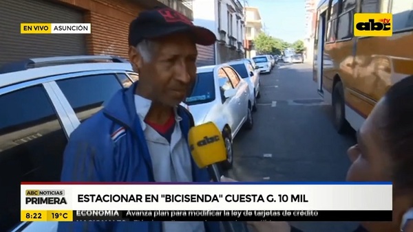 Cuidacoches ofrecen «espacios» sobre bicisenda a G. 10.000