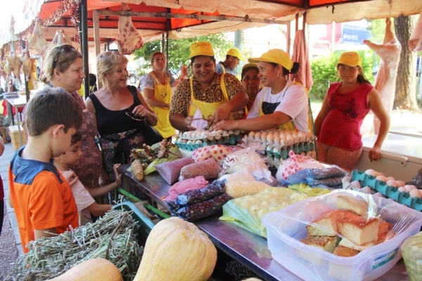 Sábado de feria en la Plaza Italia con productos de la chacra y artesanías » Ñanduti