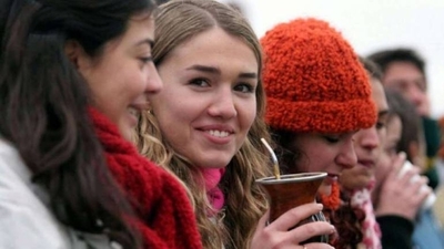 HOY / Ni besos ni mate: compartir utensilios y el contacto directo propicia dispersión de influenza