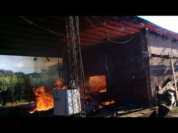 INCENDIO AFECTA SECADERO DE YERBA MATE EN EDELIRA