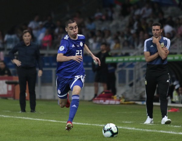 El poderoso de Europa que mira a Miguel Almirón