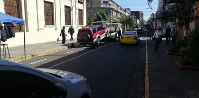 Policías despejan la bicisenda - Nacionales - ABC Color