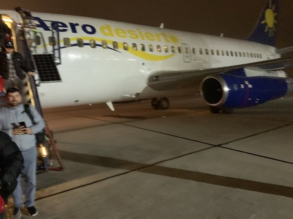 Evacúan de emergencia avión con hinchas chilenos que iban a Brasil