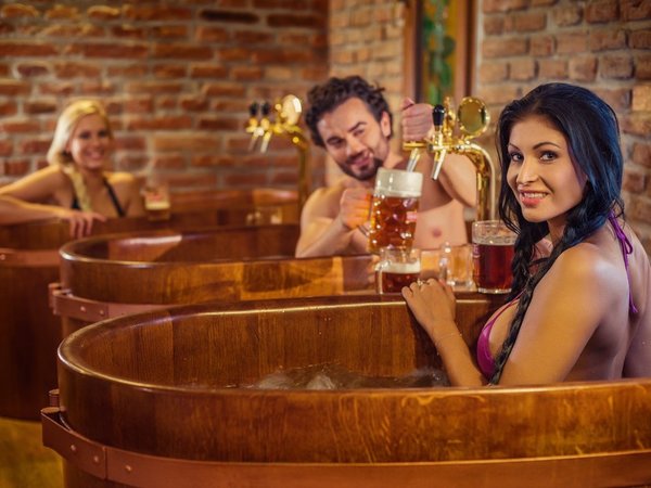 Famosos quieren probar la terapia de la cerveza