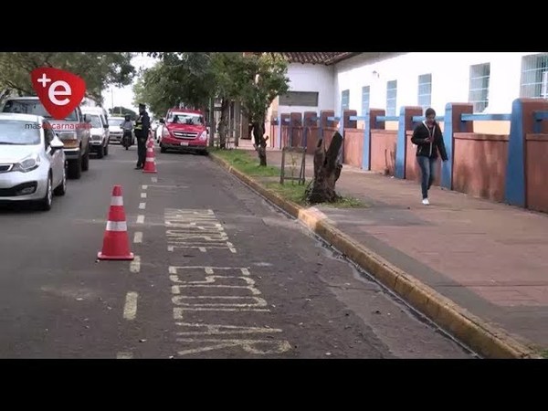 REGULAN ESTACIONAMIENTO DE AUTOMÓVILES Y TRANSPORTES FRENTE A INSTITUCIONES EDUCATIVAS