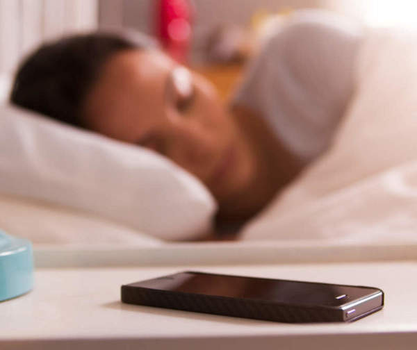 ¿Por qué puede ser peligroso dormir cerca a tu celular?