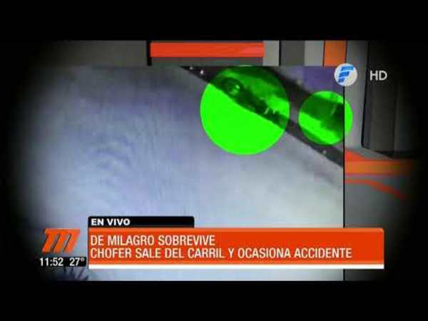 Chofer sale del carril y ocasiona accidente