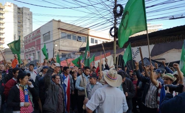 HOY / Campesinos molestos por falta de acuerdo: “El Gobierno no ha hecho absolutamente nada”