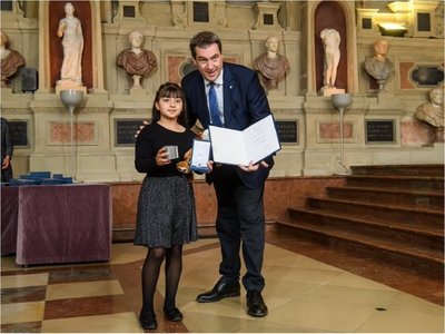 Niña paraguaya es distinguida en Alemania por salvar la vida de una anciana