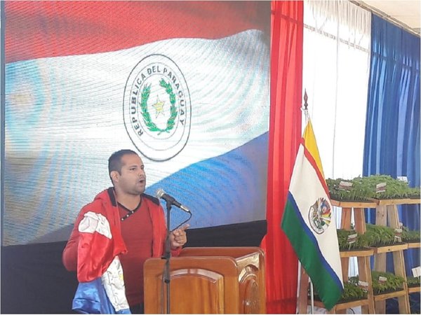 Joven irrumpe en acto oficial y lanza reclamos a Mario Abdo