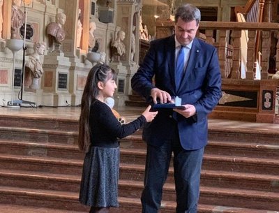 Condecoran a una niña paraguaya en Alemania - Nacionales - ABC Color