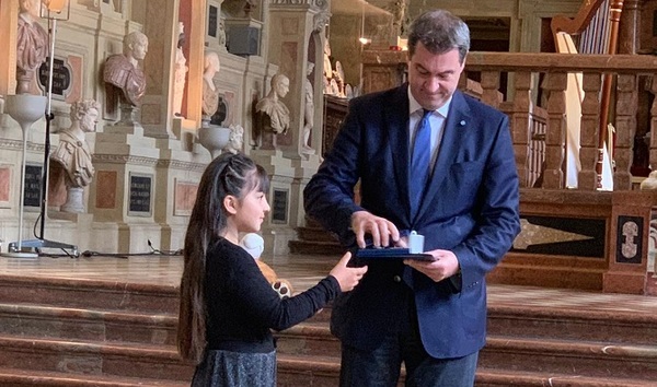 Premian a niña paraguaya en Alemania por salvar a adulta mayor