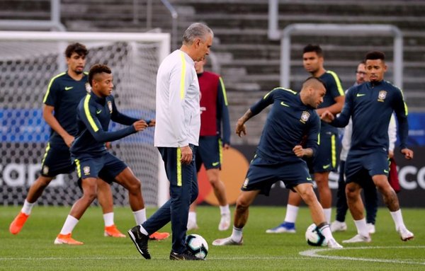 Tite guarda sus cartas - Deportes - ABC Color