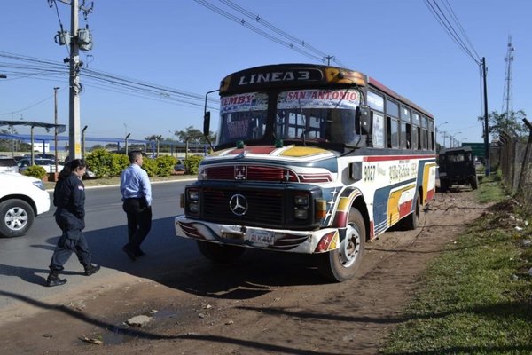 Bus chatarra provoca accidente en San Antonio - Nacionales - ABC Color