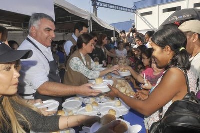 Athena Foods realizó jornada solidaria a favor de afectados por inundaciones - Empresariales - ABC Color