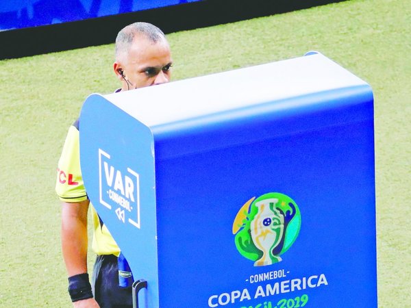 APF reclamará a la Conmebol la actuación del VAR