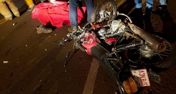Dos hombres mueren tras choque frontal de motocicletas