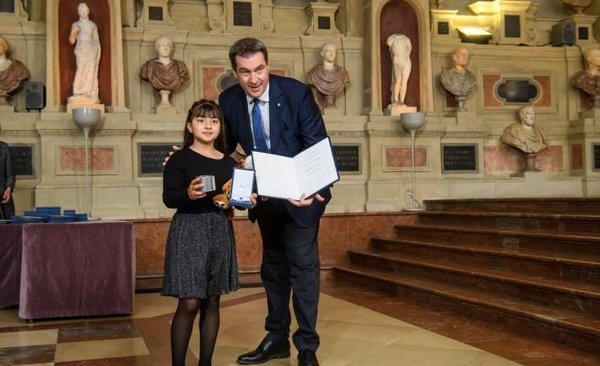 HOY / Es paraguaya y tiene 8 años, fue condecorada en Alemania tras salvar la vida a una anciana