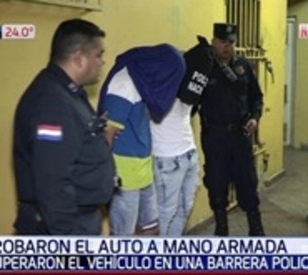 Policía recupera auto robado luego de persecución - Paraguay.com