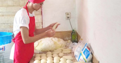 El sabor del  sacrificio:  Venden pan  para estudiar