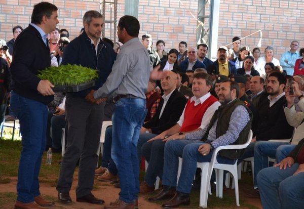 El Presidente se queja de “las malas noticias” - Edicion Impresa - ABC Color