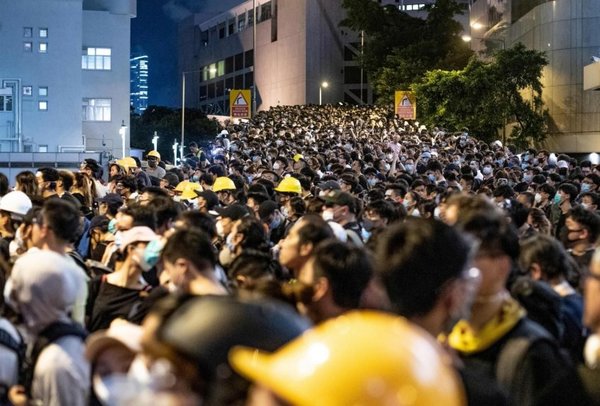 Piden renuncia de jerarca prochino en Hong Kong - Edicion Impresa - ABC Color