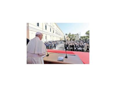 Papa insta a jóvenes a declarar la guerra al acoso escolar