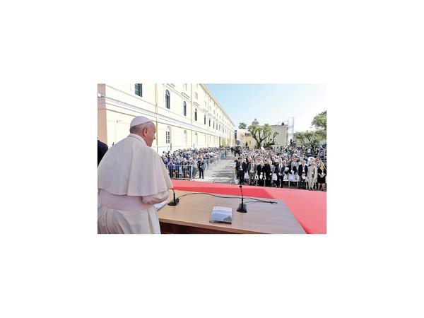 Papa insta a jóvenes a declarar la guerra al acoso escolar