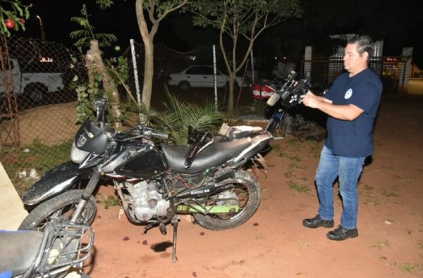 Motociclista muere tras colisionar contra un árbol